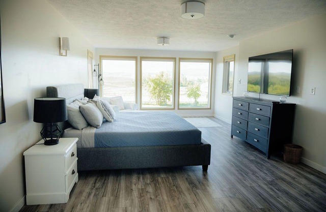 ✔Hot Tub✔Games Room✔Walk-in Sauna✔7 BM✔15 minutes from Waterton Park✔