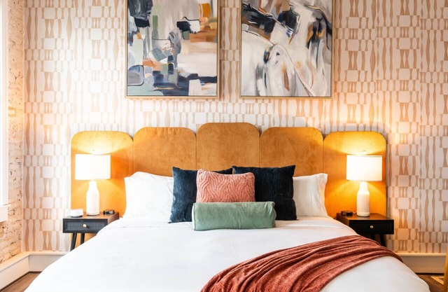 Hotel California - KING BED LOFT
