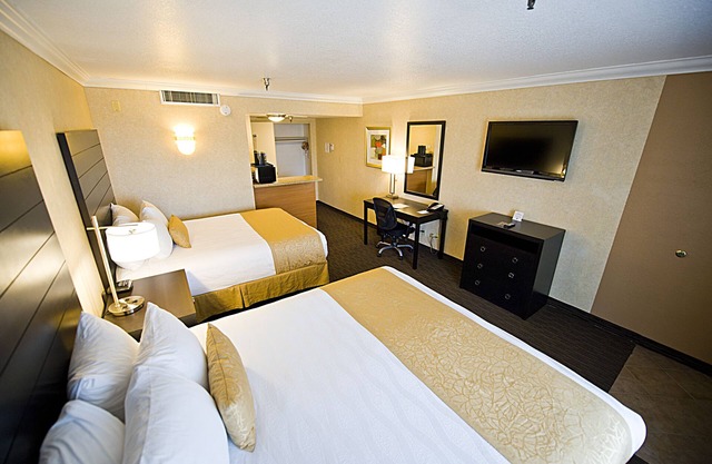 Hotel d’Lins Ontario Airport