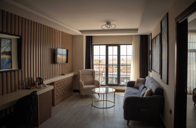 HOTEL EDEN'S