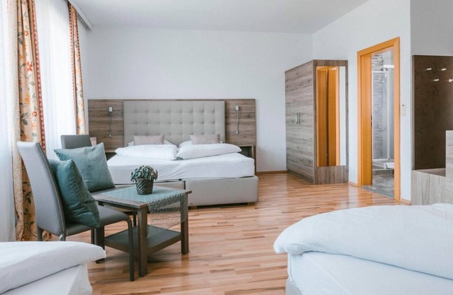Hotel Garni Dreibettzimmer DU/WC - Hotel-Johannes-Zeche Tauber