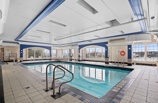 Hotel King Suite with Parking, AC, Gym, Pool