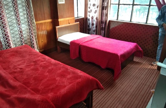 Hotel Flatties, Mall Road