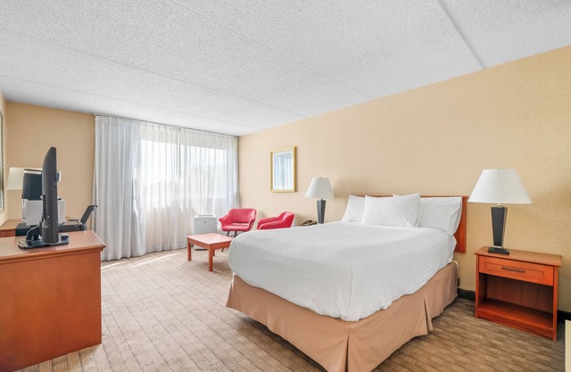 Hotel Queen Suite near Parking, AC, Gym, Pool