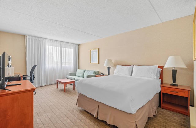 Hotel Queen Suite near Parking, AC, Gym, Pool