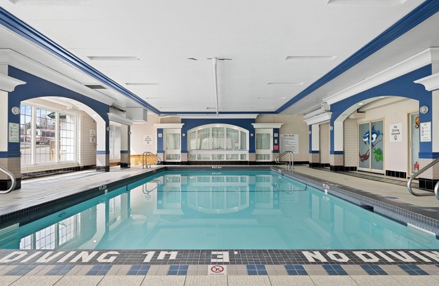 Hotel Queen Suite near Parking, AC, Gym, Pool