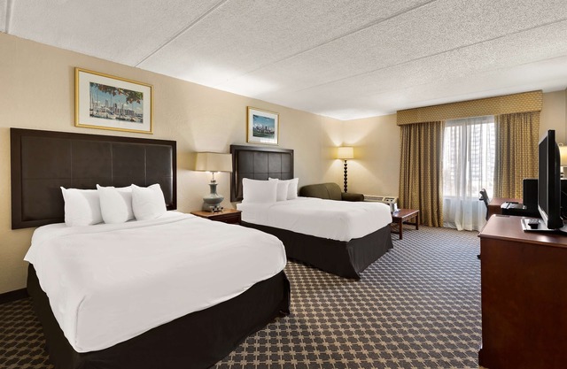 Hotel RL Cleveland Airport West