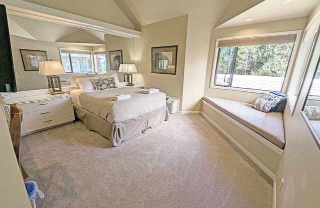 Hotel-Style, Queen Bed, Secondd Floor Condo 424B