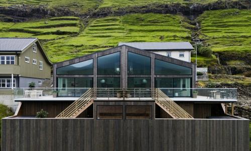 Hotel Vík - 3 BR Wellness Townhouses with Sauna, Jacuzzi & Panoramic Views