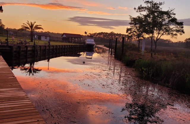 HotTub/Fish/RIVER FRONT/DOGS/SUMMER POOL.RIGHT BY GULF AND BEACHES. BRING BOAT!