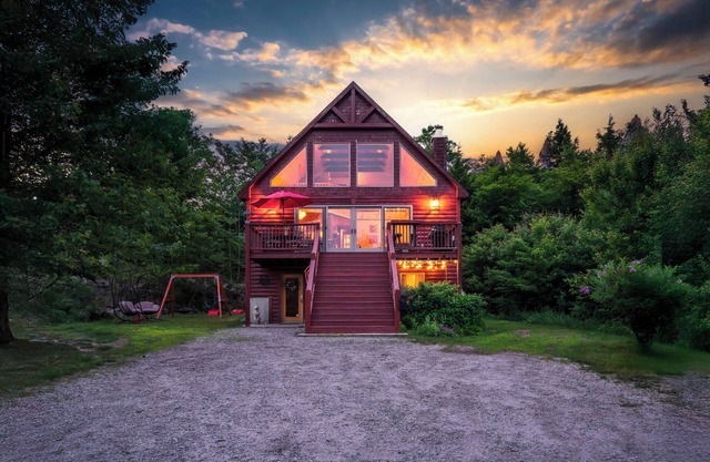 Hottub-Views-Firepit-BBQ-SwingSet-GameRm-Arcade-DogsOK