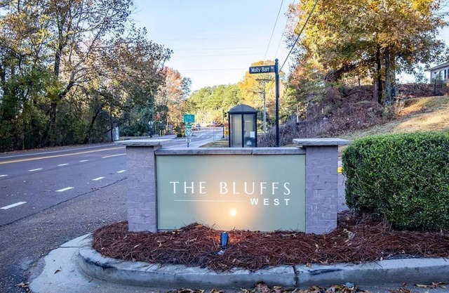 Hotty Toddy Hideaway: 2-bedroom condo close to campus - NEW LISTING