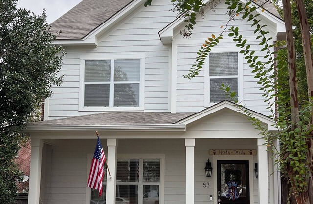 Hotty Toddy House! Perfect Convenience! 1.5 mile to Campus and Square! Sleeps 6.