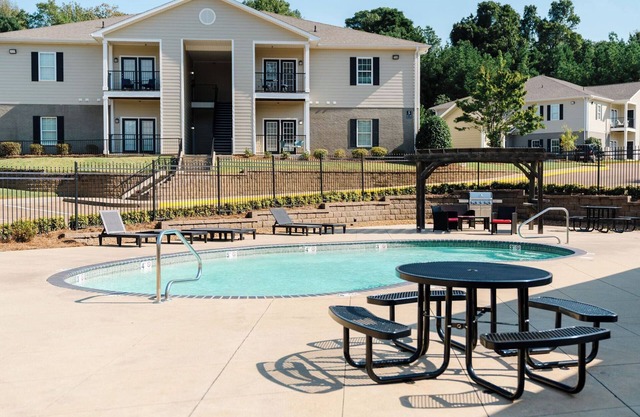 Hotty Toddy! Newly Renovated 2 Bedroom, 2 Bathroom. Walk to Grove! 1st Floor.