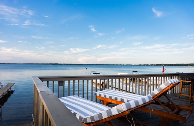 Houghton Lake 6 BR/3.5 BA Home HOT TUB/BBQ/Sleeps 16