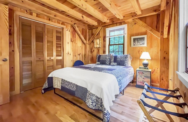 Hounds Nest: Dogs Ok, AC, Walk to waterfront dock, deck, on Stinson lake, Fire Pit, Fast WiFi & more