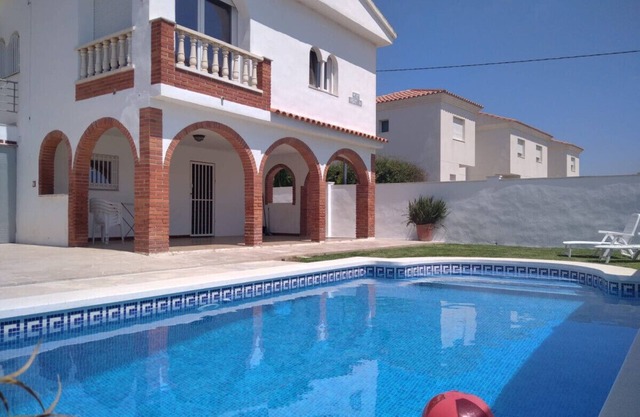 HOUS WITH POOL 250 M. FROM BEACH 10 PERS