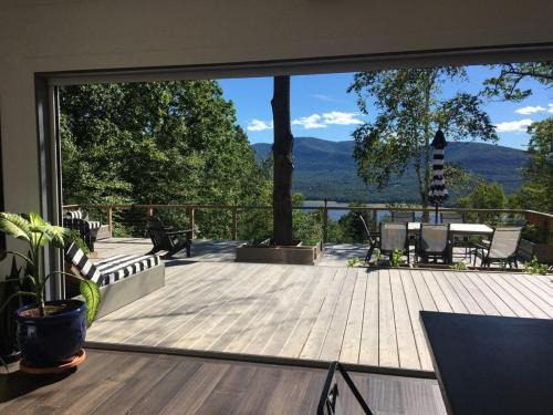 House 15 mins from Woodstock NY with stunning views
