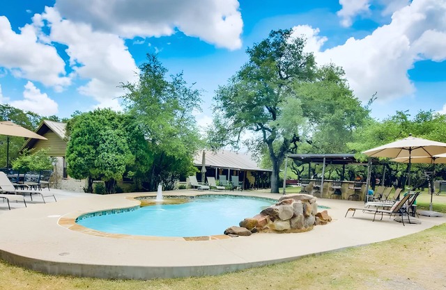 House +2 cabins + Hot Tub & Pool