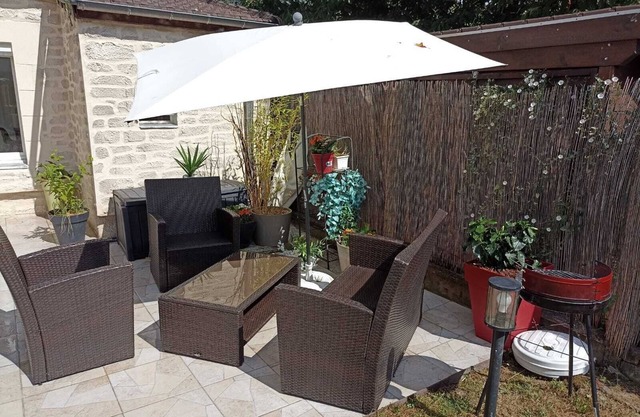 House 20 min from Paris (line h) + CDG airport link. 5 min walk to transport.