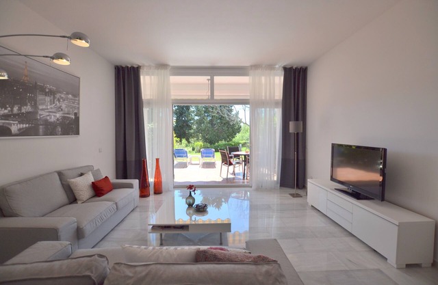 Haus, 3 Terrassen, direkt am Golfplatz, Schwimmbad, Tennisplatz. In Strandnähe