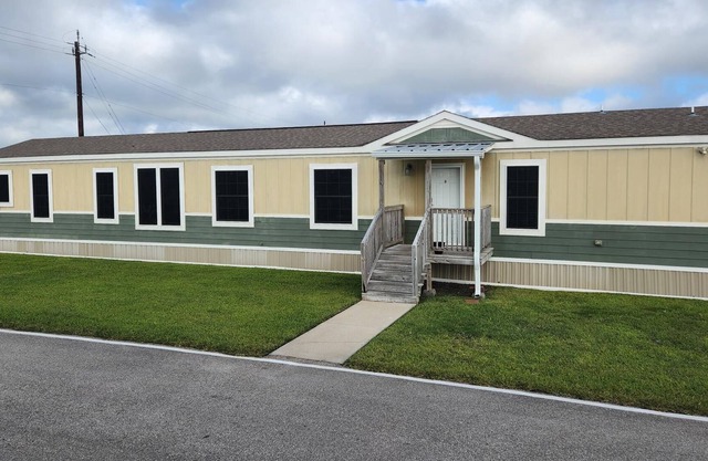 House, 3brm, 2 bath, full kitchen, living room, washer/dryer.