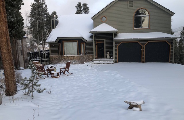 House 5 bedrooms, private hot tub, near ski areas, fire pit, views, max comfort!