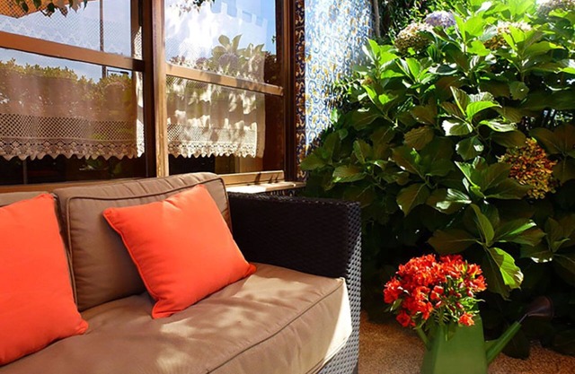 House 6 px 100m walk from the beach and 20' by train from the historic center of Porto.