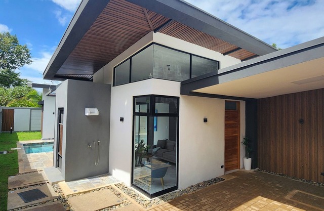 House 7 min to Manuel Antonio with Private Pool, A/C & Parking.