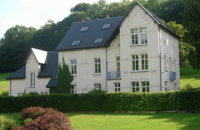 Modernes Ferienhaus in Chimay mit Terrasse
