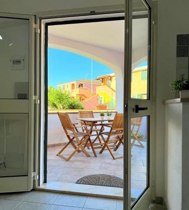 House Aenjoy - Appartamento con veranda a pochi minuti da Cala Liberotto