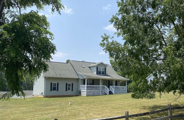 House at the Lake in Moneta! Community pool, private acceas to dock & boat ramp.