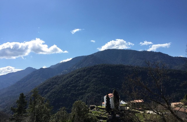 Haus zwischen Meer und Berg