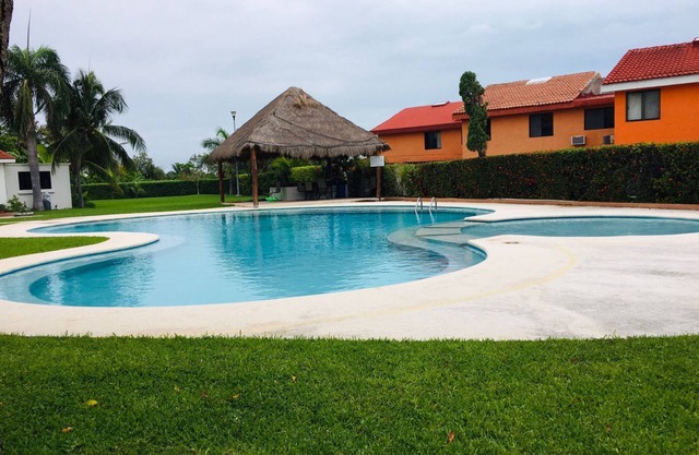 House buganvilias in hotel zone Cancún, with pool