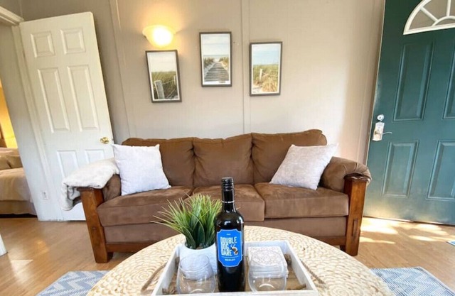 Hideaway in a cozy Home Close To Lake! Coffee/Netflix/Hulu/WiFi