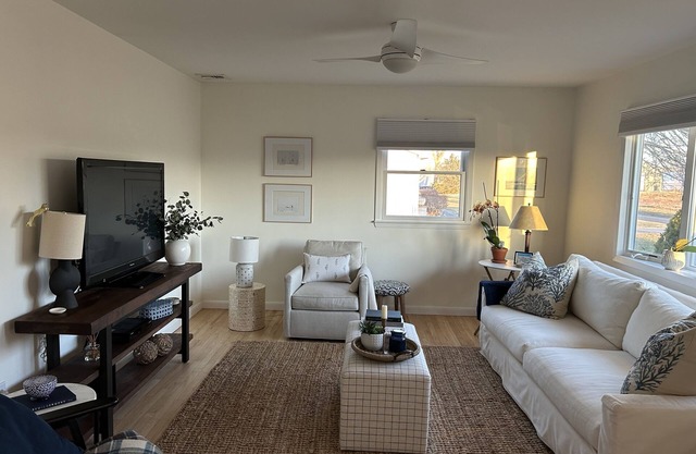 House central to North Fork wineries restaurants + beaches. Walk to town.