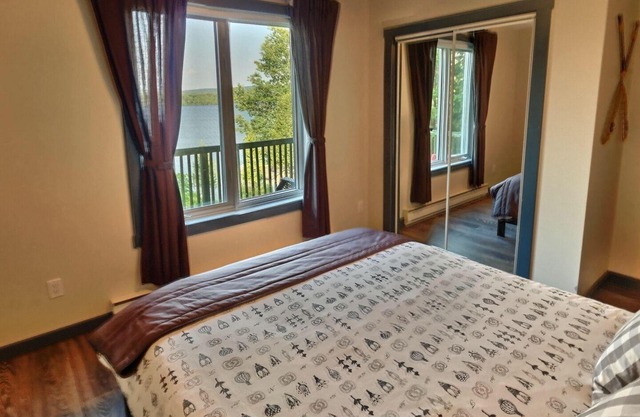 House directly on Lake Sept-Îles, 40 minutes from Quebec City