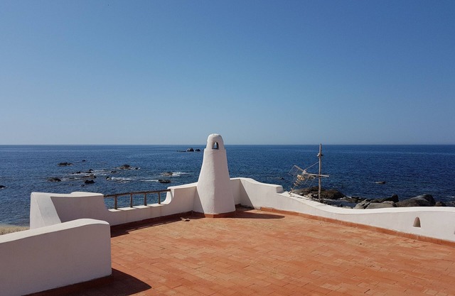 Haus beherrschende Stellung am Meer mit Garten