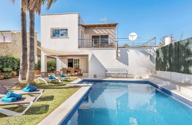 Haus mit Pool und großem Garten