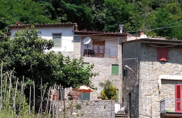 House in a Tuscan village with gardenHouse in a Tuscan village with garden