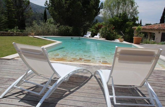Haus in Aix-Landschaft mit landschaftlich gestaltetem Garten und Pool. Südfrankreich