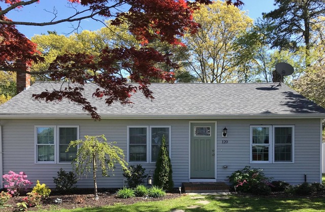 House in Buzz Bay, Cape Cod minutes to beaches Off-season lease available.