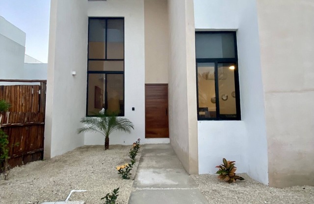 House in gated community 3B,3Bath and Pool near to the Beach