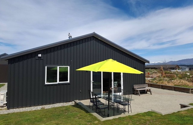 House in Lake Hawea, perfect for couples and families - short walk to the Lake.
