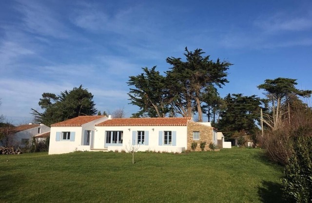 House in large quiet garden, sailing school and beaches within walking distance