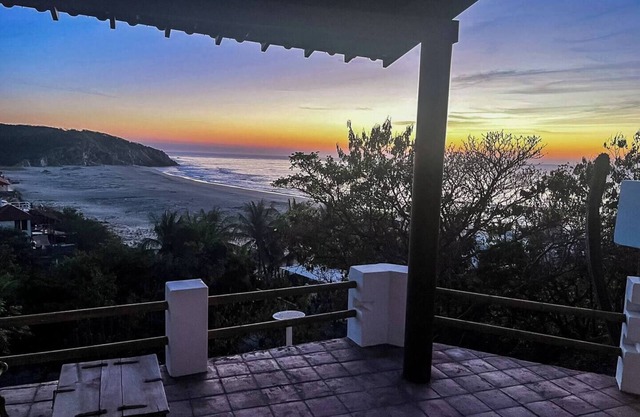 House in cajón, ocean view, surf and pool.