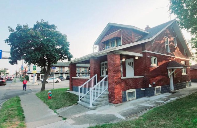 House in Niagara falls, Close to Clifton Hill, Casino and Horseshoe falls and with kitchen for 6 Guest