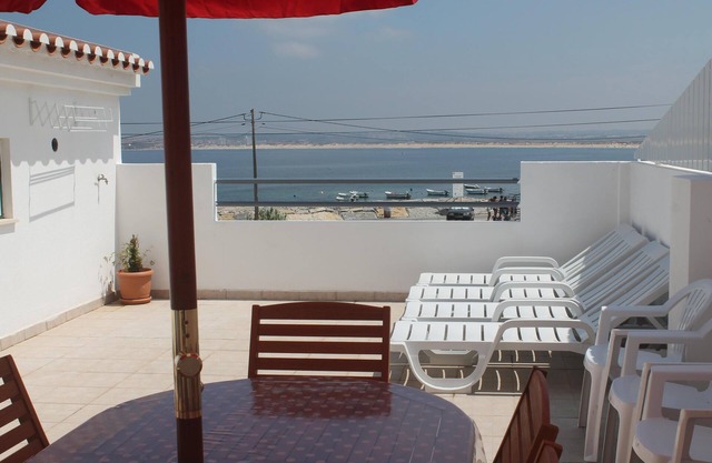 Haus in Peniche (Papoa) mit Blick auf die Bucht