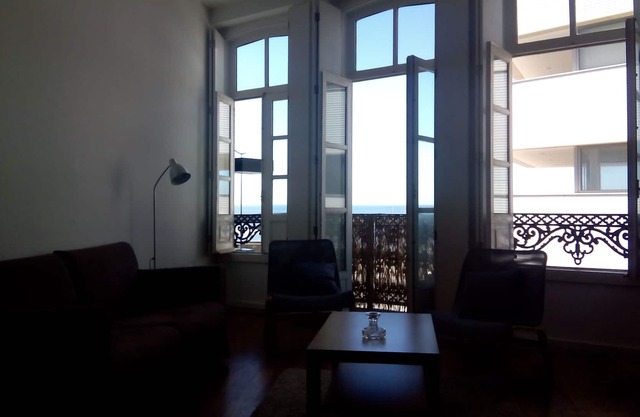 Haus in Porto mit Blick auf Meer und Fluss.