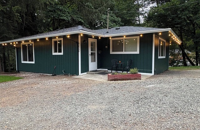 House in Seaside- Elsie’s Humble Haven Creekside view
